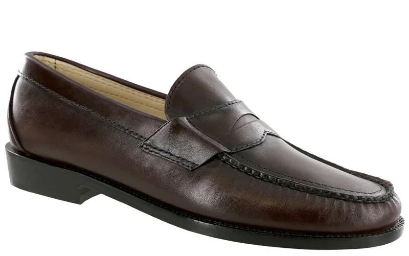 Men's loafers with a pointed toe for a stylish appearanceSAS Penny 40