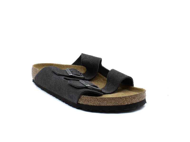 Men's sandals with a contrast stitching detailBIRKENSTOCK Arizona Soft Footbed