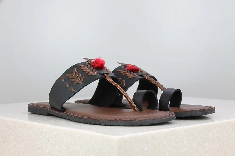 Men's sandals with a decorative buckle or charmToe Thong - Black