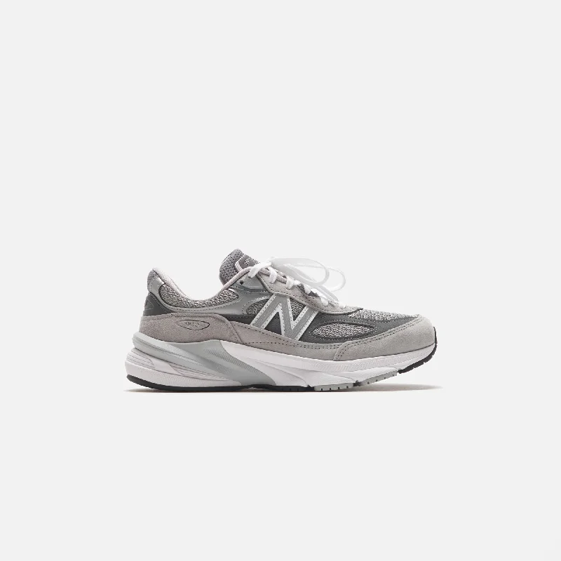 Men's adjustable - strap sneakers for a customized fitNew Balance 990V6 - Grey