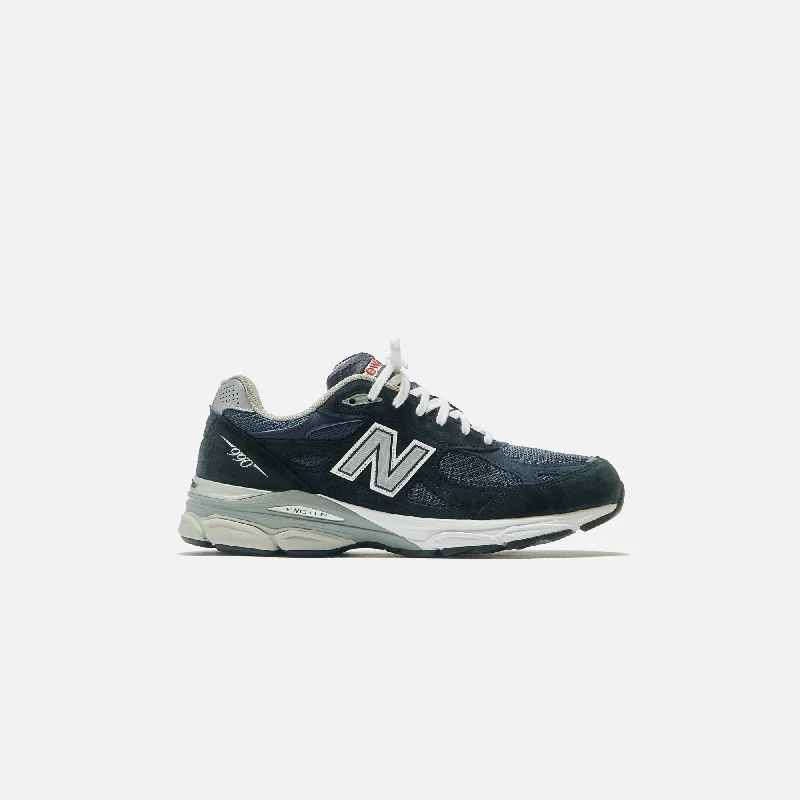 Men's casual leather sneakers with a distressed finishNew Balance 990 - Black / Navy / Grey