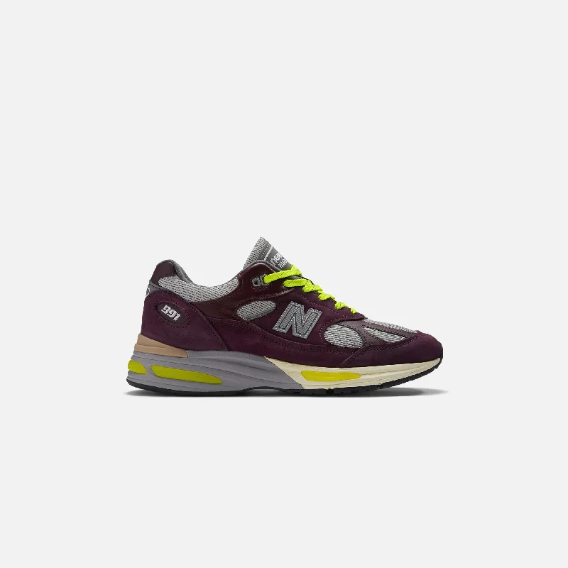 Men's adjustable - strap sneakers for a customized fitNew Balance x Patta Made in UK 991v2 - Burgundy / Silver