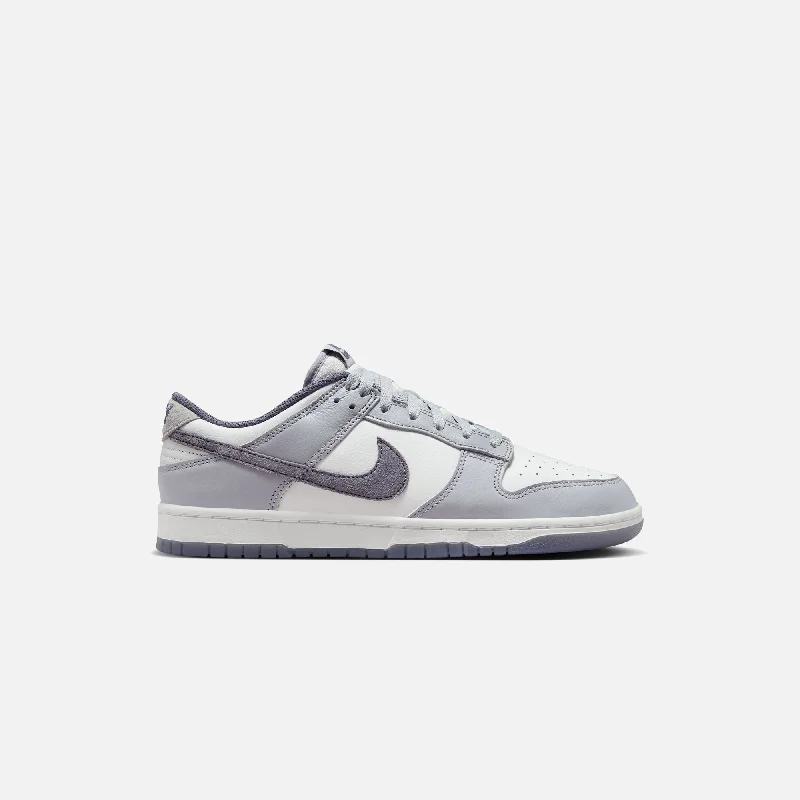 Men's camo - print sneakers for an edgy styleNike Dunk Low Retro SE - White / Light Carbon / Platinum