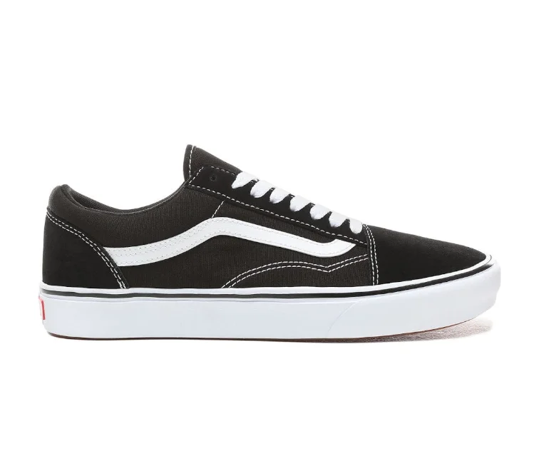 Men's soccer - inspired sneakers with a studded soleVans Unisex Comfycush Old Skool (Black/White)