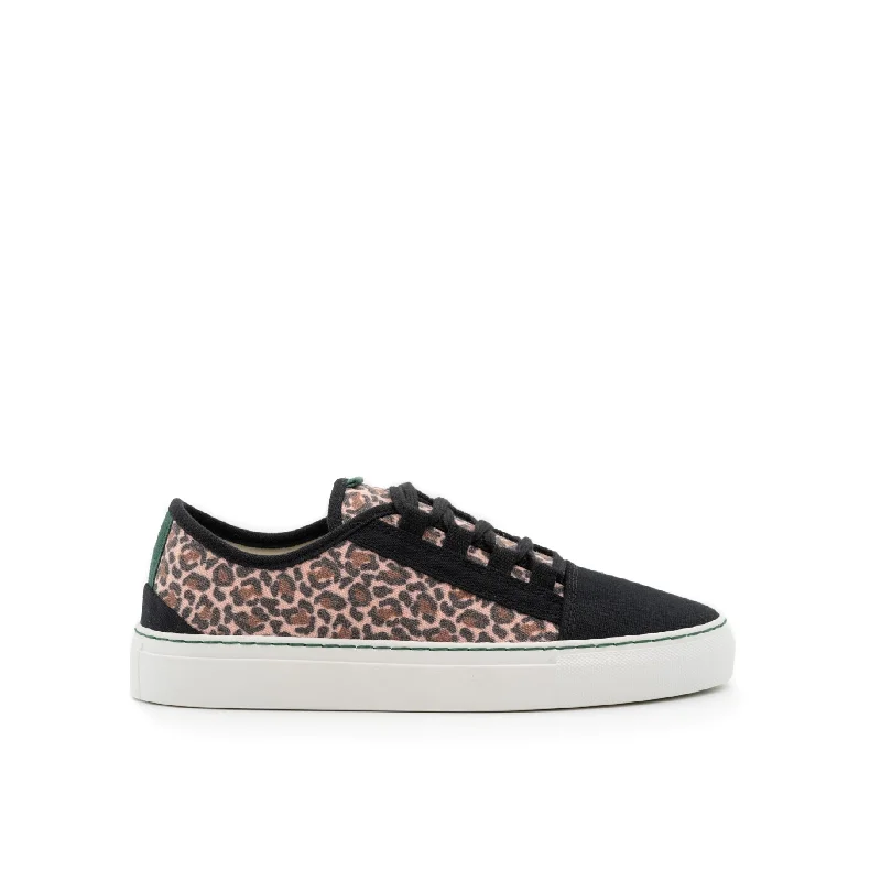 Men's soccer - inspired sneakers with a studded soleVegan sneaker pink leopard CUV007