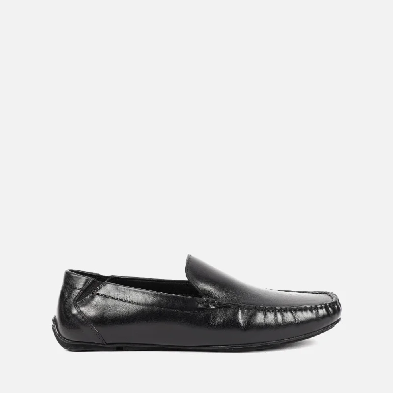 Men's casual shoes with a logo patch on the tongueMen Loafer Shoes